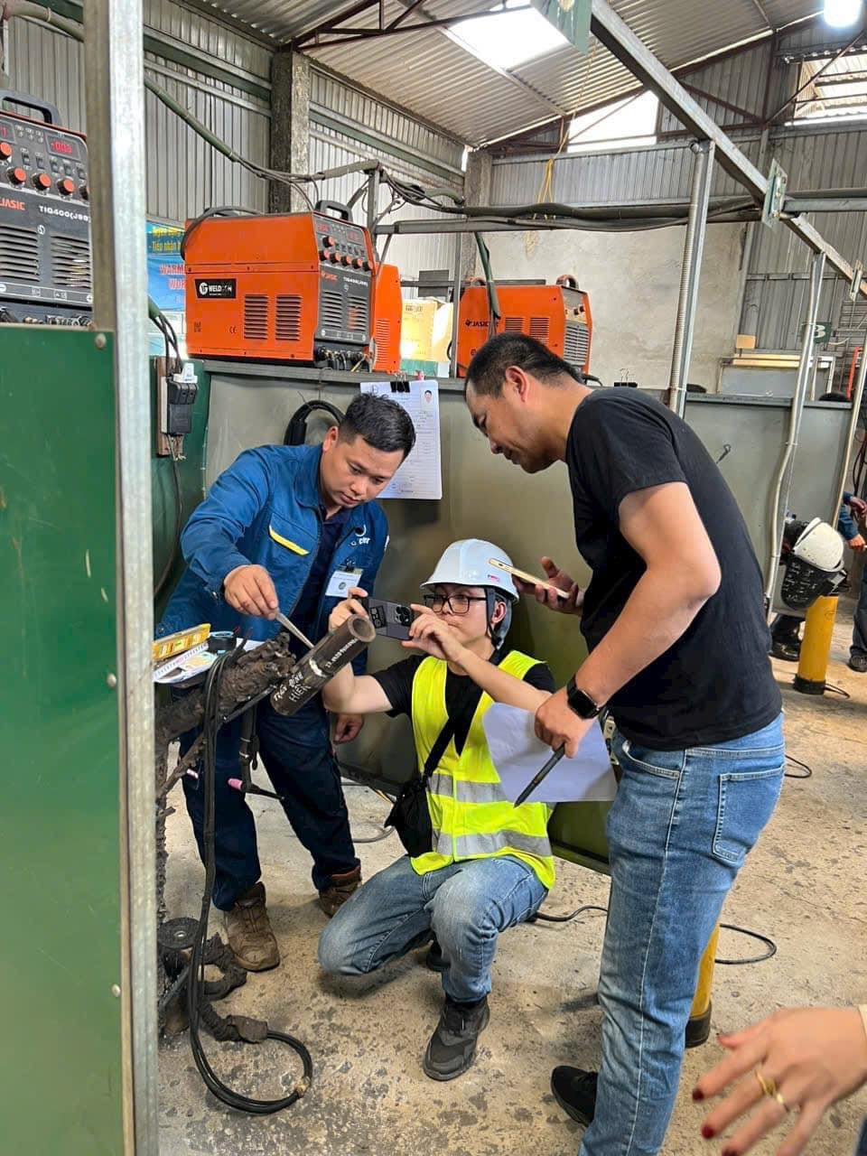 Vietnamští svářeči pro loděnice